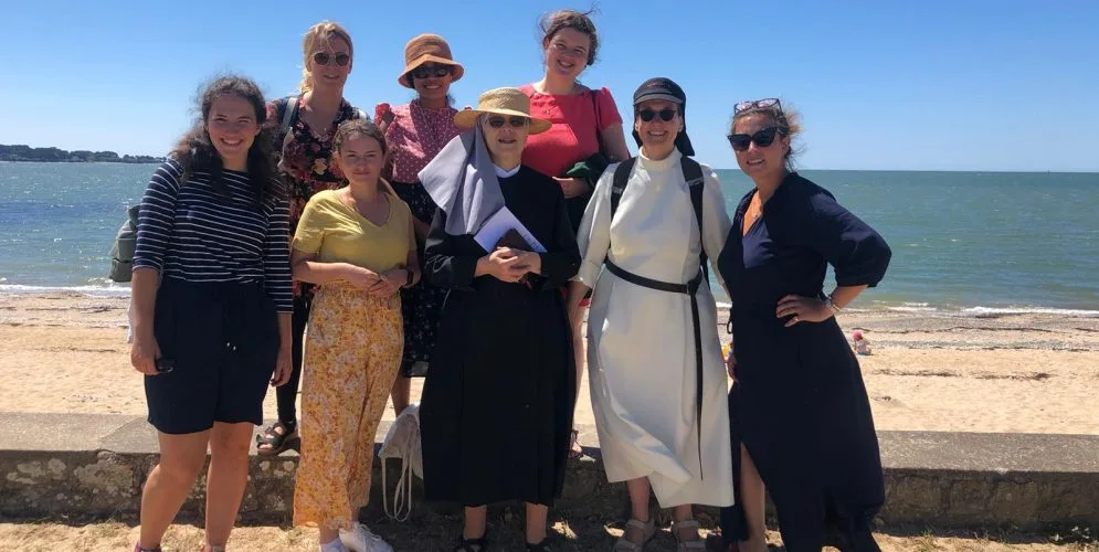 Jeunes filles sur la plage avec des 2 religieuses