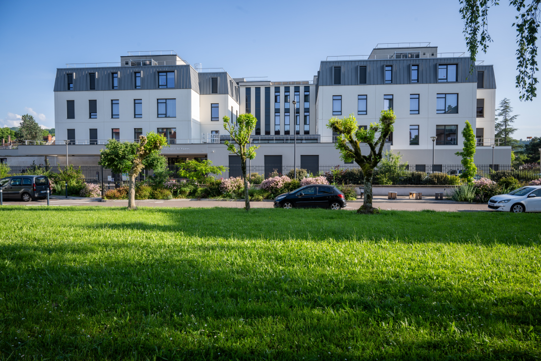 Maison des Petites Sœurs des Pauvres à Lons-Le-Saunier sous le soleil
